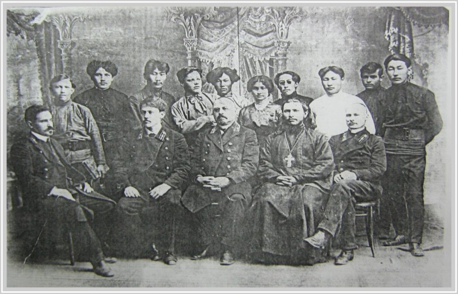 Учителя и ученики. Стоит второй слева Андрей Припузов в 1911 г.